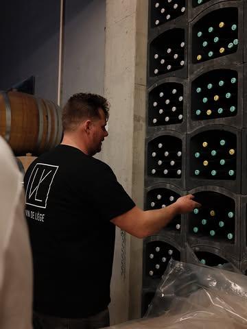 🍷 Le meilleur endroit pour découvrir nos vins ? Là où ils prennent vie.

Niché à Heure-le-Romain, notre chai a été pensé pour offrir les meilleures conditions d’élaboration et d’élevage de nos vins. Mais c’est aussi un lieu de partage, où l’on aime vous accueillir pour une dégustation ou une visite.

🍇 Le magasin est ouvert les vendredis et samedis de 14h à 18h (hors jours fériés), avec une dégustation offerte de 2 à 3 vins.

✨ Prochaine visite commentée : samedi 18 juillet, sur inscription à info@vindeliege.be.
🍷 Commandes via le lien en bio.