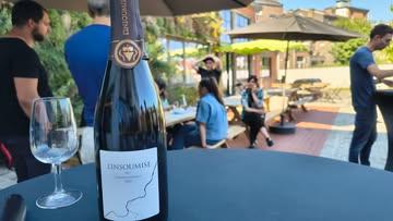 Vin de Liège était à @lamenuiserieliege avec le support de @@atable.liege pour une dégustation festive. Vu le succès on remettra cela... Formule simple : un jeudi, une dégustation gratuite de vin, d'excellentes tapas , de la musique ... et vous !