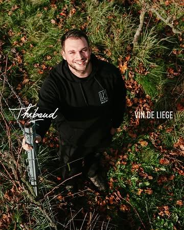 Thibaud, membre de l'équipe de Vin de Liège, nous en dit plus sur lui 💬

Je connais Vin de Liège depuis 2018 grâce à mon oncle, qui a toujours été très impliqué dans la coopérative. Il nous invitait régulièrement aux portes ouvertes et c'est comme ça que j'ai découvert le domaine. À l'époque, je n'aurais jamais pensé que le vin deviendrait mon métier ! 

Quand j'ai dû trouver un stage pour mes études, c'est lui qui m'a mis en contact avec Vin de Liège. J'ai réalisé quatre mois de stage pendant les vendanges et les vinifications, fin 2021, et j'ai tout de suite eu un déclic. J'ai adoré l'univers du vin, mais aussi l'esprit coopératif et social du domaine. Depuis juillet 2022, je fais partie de l'équipe et, quatre ans plus tard, j'y prends toujours autant de plaisir, avec de nouvelles responsabilités au fil des années.

👀 Mes deux vins préférés sont L'Insoumise Réserve, un crémant ample et vineux, avec beaucoup de saveurs en bouche et une bulle fine et précise, ainsi que Les Éolides, un blanc de plaisir, parfait pour l'apéritif ou le début d'un repas. C'est une bouteille qui rassemble et que tout le monde est toujours heureux de partager.