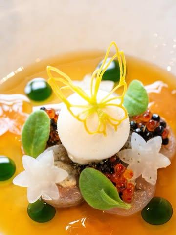 Souvenir d’une entrée d’été tout en fraîcheur et en précision 🍃🍴

Truite fario de Mirwart
Glace meunière | Pickles danois | Garum | Limonade

📍 L’Ecrin de Mirwart - Restaurant gastronomique 
🧑🏻‍🍳 @jimmyboniface 
🏰 @chateaudemirwart 
📸 @alyson_d_photography 

#chateaudemirwart #lecrindemirwart #chateau #restaurantgastronomique #gaultmillau