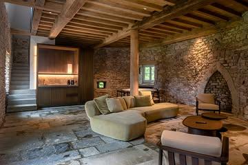 La Tour de Dinant 🏰

Alliance parfaite entre caractère historique et confort contemporain, cette suite au charme de pierres apparentes est idéale pour une escapade hors du temps en Ardenne.

Prolongez l’expérience par un moment gourmand dans l’un de nos deux restaurants et savourez l’art de vivre du Château de Mirwart. ✨

Installez-vous, respirez, profitez… 🍃

Réservez votre séjour ici :
https://fr.chateaudemirwart.com/hotel-rooms-suites 

📷 Jean-Michel Byl

#chateaudemirwart #chateau #ardennes #castle #hotelroom