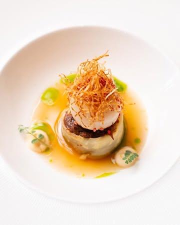 Saint-Jacques de Dieppe, queue de bœuf fondante, céleri-rave et éclats de katsuobushi…

Une ancienne entrée où la délicatesse de la mer rencontre la profondeur des saveurs mijotées, relevées d’une touche subtilement fumée.

Au Bistrot de la Lomme, le Chef Jimmy Boniface propose des assiettes qui allient tradition et créativité. ✨🍽️

Découvrez notre carte ici : https://fr.chateaudemirwart.com/restaurants

#chateaudemirwart #hotelrestaurant #bistrotdelalomme #restaurantbistronomique #provincedeluxembourg