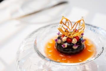 🎄 Souvenir de Noël
Cœur de Guanaja | Coing | Orange sanguine | Vanille | Sapin de Mirwart

Vivez l’élégance et la gourmandise au restaurant gastronomique L’Ecrin de Mirwart ✨
Réservez votre table : https://fr.chateaudemirwart.com/restaurants

👨🏻‍🍳 @jimmyboniface | 🏰 @chateaudemirwart 

#lecrindemirwart #restaurantgastronomique #chateaudemirwart #gastronomie  #hotelrestaurant