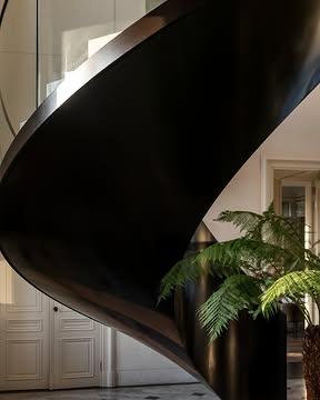Détails. Matières. Atmosphère.
Un passage vers l’expérience gastronomique,
un escalier vers la Suite Impériale. ✨

Réservez votre séjour dès maintenant :
lien en bio 🔗

🍴 L'Ecrin de Mirwart - Restaurant gastronomique
🏰  @chateaudemirwart 
📷 @kris_vlegels 

 #chateaudemirwart #lecrindemirwart #hotelrestaurant #boutiquehotel #restaurantgastronomique