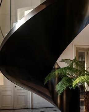 Détails. Matières. Atmosphère.
Un passage vers l’expérience gastronomique,
un escalier vers la Suite Impériale. ✨

Réservez votre séjour dès maintenant :
lien en bio 🔗

🍴 L'Ecrin de Mirwart - Restaurant gastronomique
🏰  @chateaudemirwart 
📷 @kris_vlegels 

 #chateaudemirwart #lecrindemirwart #hotelrestaurant #boutiquehotel #restaurantgastronomique