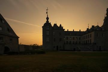 Le soleil se couche, le Château de Mirwart se dévoile dans sa lumière chaude… ✨

Est-ce que cela ne vous donne pas envie de venir vivre l’expérience ?

🌿 Réservez votre séjour dès maintenant – lien en bio 🔗

🏰 @chateaudemirwart 
📍Mirwart (Saint-Hubert)
📷 @kris_vlegels 

 #chateaudemirwart #chateau #ardennestourisme #boutiquehotel #ardennes