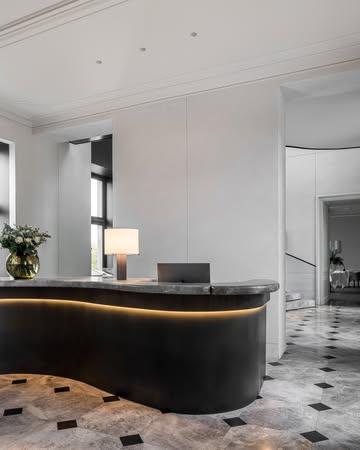 Bienvenue au Château de Mirwart, où chaque détail de notre réception reflète l’élégance et le raffinement de nos lieux. ✨

Un espace d’accueil, où nos réceptionnistes prennent le temps de vous orienter et de vous conseiller, que ce soit pour rejoindre votre chambre, le bar ou l’un de nos deux restaurants. Une expérience inoubliable vous attend. 🍴🏰 

➡️ Découvrez-en plus sur notre site web : lien en bio

🏰 @chateaudemirwart 
📷 @verilinbelgium & @cafeine 

#chateaudemirwart #hotelrestaurant #bistrotdelalomme #restaurantgastronomique #ardennes