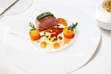 Symphonie 🍃

Pluma ibérique | Carotte | Saké | Gingembre | Mandarine | Ponzu | Risotto de pomme

Un plat emblématique d’une saison passée.
Avez-vous eu la chance de le déguster ? Qu’en avez-vous pensé ? ❤️

Découvrez notre menu gastronomique actuel sur notre site web ⚡️
Lien en bio 🔗

👨🏻‍🍳 @jimmyboniface 
📍 L'Ecrin de Mirwart - Restaurant gastronomique
🏰 @chateaudemirwart 

 #lecrindemirwart #restaurantgastronomique #gastronomie #hotelrestaurant #gaultmillau