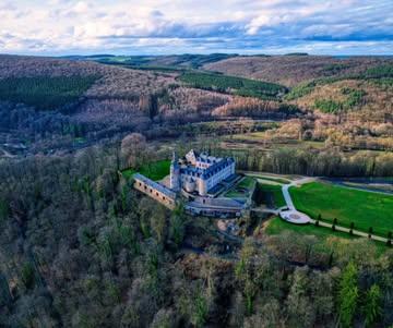 Mirwart Castle 👑🏰🌳
A magnificent castle overlooking a stunning forest: the sort of thing you only see in fairy tales…and in Mirwart!
Perched high on its rocky outcrop, the crowning glory of the built heritage of one of Wallonia’s most beautiful villages offers unrivalled views over one of Belgium’s largest forest areas. 
And if you fancy living the life of a princess for a few days, you’ll be pleased to know that Mirwart Castle is now a luxury hotel. Fancy a dream night’s stay in the heart of nature? 🤩
📸 Credit: @vanlife_voyages
.
Le château de Mirwart 👑🏰🌳
Un château magnifique qui domine une forêt merveilleuse, on ne voit ça que dans les contes de fées...et à Mirwart!
Haut perché sur son éperon rocheux, l'atout phare du patrimoine bâti d'un des plus beaux villages de Wallonie s'offre une vue inégalable sur un des plus vastes massifs forestiers de Belgique. 
Et si vous avez de vivre votre vie de princesse le temps de quelques jours, sachez que le château de Mirwart est désormais un hôtel haut de gamme. Une nuit de rêve au cœur de la nature? 🤩
📸 Credit: @vanlife_voyages 

Maison de tourisme: @foretdesainthubert
Plus beaux villages: @lesplusbeauxvillagesdewallonie 

#mirwart #sainthubert #foretdesainthubert #ardennebelge #belgianluxembourg