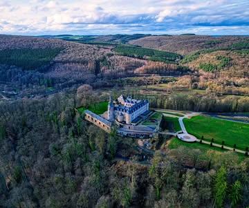 Mirwart Castle 👑🏰🌳
A magnificent castle overlooking a stunning forest: the sort of thing you only see in fairy tales…and in Mirwart!
Perched high on its rocky outcrop, the crowning glory of the built heritage of one of Wallonia’s most beautiful villages offers unrivalled views over one of Belgium’s largest forest areas. 
And if you fancy living the life of a princess for a few days, you’ll be pleased to know that Mirwart Castle is now a luxury hotel. Fancy a dream night’s stay in the heart of nature? 🤩
📸 Credit: @vanlife_voyages
.
Le château de Mirwart 👑🏰🌳
Un château magnifique qui domine une forêt merveilleuse, on ne voit ça que dans les contes de fées...et à Mirwart!
Haut perché sur son éperon rocheux, l'atout phare du patrimoine bâti d'un des plus beaux villages de Wallonie s'offre une vue inégalable sur un des plus vastes massifs forestiers de Belgique. 
Et si vous avez de vivre votre vie de princesse le temps de quelques jours, sachez que le château de Mirwart est désormais un hôtel haut de gamme. Une nuit de rêve au cœur de la nature? 🤩
📸 Credit: @vanlife_voyages 

Maison de tourisme: @foretdesainthubert
Plus beaux villages: @lesplusbeauxvillagesdewallonie 

#mirwart #sainthubert #foretdesainthubert #ardennebelge #belgianluxembourg