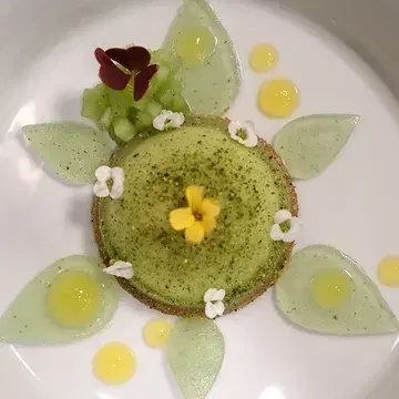 🌱 Anthèse. 

Un dessert , une ode au printemps .

Concombre - Yaourth - Calamansi - Genévrier .

#lecrindemirwart #vegetal #gastronomie
#gaultmillaubelgium #printemps