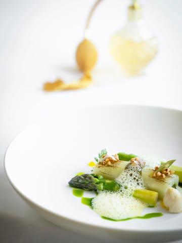 Printemps Doré 🌱

Asperges belges – Ail des ours – Safran de Cotchia – Verjus

La délicatesse d’un printemps que l’on savoure encore.

#lecrindemirwart #gastronomie #gaultmillau #finedining #wallonie