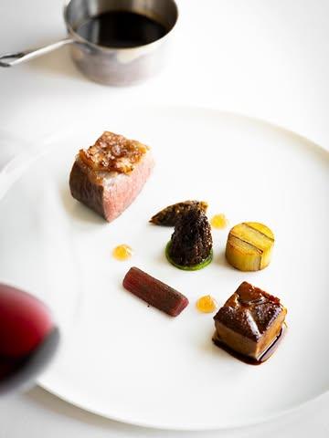 L’ÉVEIL ✨. Souvenir 
Agneau de Gribomont | Morille | Sakura | Pistache | Rhubarbe

Une assiette entre terre et printemps, toute en finesse et en équilibre. 🍃

📸 @kris_vlegels 

#finedining #gastronomie #chef #restaurantgastronomique cuisinedesaison