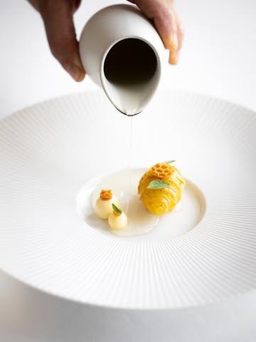 CLARTÉ 

Hydromel | Verveine | Bouleau

Des notes végétales, une fraîcheur délicate et une touche de douceur : un pré-dessert pensé comme une transition tout en légèreté.

📸 @kris_vlegels 

#gastronomie #finedining #restaurantgastronomique #chef #foodexpérience