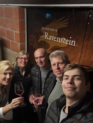 Woensdagavond 3 juni  is er opnieuw een Carine’s Winemoments, dit keer met als rode draad: “aan tafel met de wijnbouwer”.
👉Te gast is Dirk Talpe van @wijndomeinravenstein — een gepassioneerde wijnbouwer én sterke verteller!!

Mijn man zorgt voor een viertal verfijnde hapjes die perfect aansluiten bij de wijnen van Ravenstein. 
En ik duik intussen helemaal in mijn passie voor Belgische wijn en stel Dirk enkele bijzondere vragen over verleden, visie en toekomst van Belgische wijnbouw…

📍 Start: 18u45
💶 Prijs: 55 euro p.p.
Wees erbij voor een avond vol verhaal, smaak en uitzonderlijke Belgische wijnpassie, waarvan de eerste gesprekken startten in merlijn…🍷

Stuur ons gewoon een mail: info@wijnrestomerlijn.be

Tot gauw!!

@belgischewijnbouwers @toerismewestvlaanderen @toerismezonnebeke @toerisme_wervik