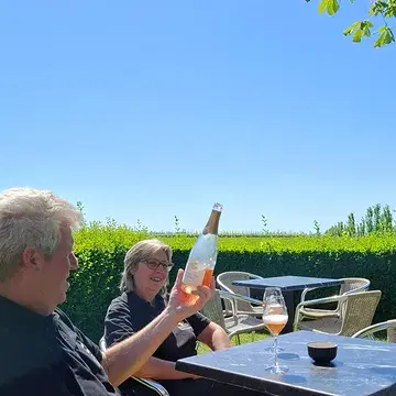 Het is verlengd weekend en  terrasjesweer,  wij zijn er klaar voor 😍

Onze nieuwe terrastafels staan klaar op het wijnterras. Ideaal om dit weekend te komen genieten van een glas wijn met zicht op de wijngaarden.

Dirk en ik hebben ze alvast even getest — goedgekeurd.

Van harte welkom 🥂

Open dit weekend:
Vrijdag van 14 tot 18 uur
Zaterdag van 10 tot 12 uur en van 14 tot 18 uur

#wijnterras  terrasweer #lokaalgenieten #wijnproeven