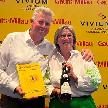 Gisteren mochten we in Brussel aanwezig zijn bij de uitreiking van de @gaultmillaubelgium  Wine Guide een bijzonder mooie middag voor de Belgische wijnwereld.

We zijn enorm dankbaar en trots dat maar liefst 5 van onze wijnen werden opgenomen in de gids:

Acolon 2022
Chardonnay Barrique Klytbosch 2024
Chardonnay Barrique Prestige 2022
LE petit NOIR 2023
Ravenstein Rosé Brut 2023

En met onze Chardonnay Barrique Prestige 2022 mochten we bovendien een prachtige Gault&Millau Award in ontvangst nemen.

Uit 270 geselecteerde wijnen werden slechts 28 awards uitgereikt. Dat maakt deze erkenning voor ons extra bijzonder en waardevol. Een mooie bevestiging van het werk, de zorg en de passie die we elke dag in onze wijngaard en kelder leggen.

Onze oprechte dank aan @gaultmillaubelgium voor deze erkenning, aan iedereen die betrokken was bij de organisatie, en natuurlijk aan iedereen die onze wijnen blijft ontdekken, proeven en steunen.

We heffen met trots het glas.🥂

#GaultMillau  #BelgischeWijn #BelgianWine #WijndomeinRavenstein  #TrotsenDankbaar