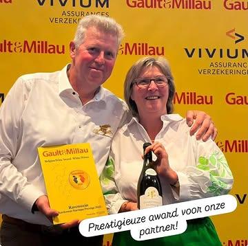 Gisteren mocht onze partner - wijndomein Ravenstein, in Brussel aanwezig zijn bij de uitreiking van de Gault&Millau Belgium Wine Guide! SPANNEND!
Een bijzonder mooie middag voor de Belgische wijnwereld🇧🇪🍾🍷
.
“We zijn enorm dankbaar en trots dat maar liefst 5 van
onze wijnen werden opgenomen in de gids:
Acolon 2022
Chardonnay Barrique Klytbosch 2024
Chardonnay Barrique Prestige 2022
LE petit NOIR 2023
Ravenstein Rosé Brut 2023
En met onze Chardonnay Barrique Prestige 2022 mochten we bovendien een prachtige Gault&Millau Award in ontvangst nemen.
Uit 270 geselecteerde wijnen werden slechts 28 awards uitgereikt. 
Dat maakt deze erkenning voor ons extra bijzonder en waardevol. Een mooie bevestiging van het werk, de zorg en de passie die we elke dag in onze wijngaard en kelder leggen.
Onze oprechte dank aan @gaultmillaubelgium voor deze erkenning, aan iedereen die betrokken was bij de organisatie, en natuurlijk aan iedereen die onze wijnen blijft ontdekken, proeven en steunen.
We heffen met trots het glas.”

TEAM GASTRONOMISCHE WIJNSAFARI is beretrots😀👏

👉Ondertussen ook zin gekregen om onze bekroonde GWS te beleven?
👌info@wijndomein-ravenstein.be

#GaultMillau #BelgischeWijn #BelgianWine
#WijndomeinRavenstein TrotsenDankbaar

@wijndomeinravenstein @antoniusscooters @wijnrestomerlijn
