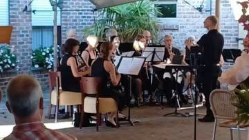 We blikken graag nog even terug op ons vijverconcert met @@claribel_clarinet_choir van vorige zaterdag.

Door de extreme hitte kon het concert jammer genoeg niet doorgaan aan de vijver, maar verhuisden we naar de gezellige binnenkoer van Wijndomein Ravenstein. Het werd alsnog een prachtige avond vol sfeer, muziek en fijne momenten.

We laten jullie graag nog even meegenieten van enkele foto’s en video’s. Dankjewel aan iedereen die erbij was!

En er is ook goed nieuws: @claribel_clarinet_choir l komt volgend jaar terug naar Wijndomein Ravenstein op zaterdag 26 juni.
Zet deze datum dus alvast in jullie agenda — save the date! 🍷🎶