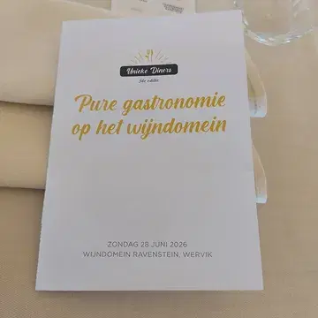 ☀️🍷 Wat een dag om te koesteren...

Afgelopen zondag genoten we onder een stralende zomerzon van een onvergetelijke editie van Pure Gastronomie op het Wijndomein.

De combinatie van het prachtige weer, de unieke sfeer van ons wijndomein, de verfijnde gastronomie van @hostelleriesaintnicolas en de perfect afgestemde Ravenstein-wijnen maakte van deze culinaire namiddag een belevenis om niet snel te vergeten.

Een oprechte dankjewel aan alle gasten die erbij waren. Jullie enthousiasme, de vele fijne gesprekken en de hartverwarmende reacties maakten deze dag helemaal af. Het doet ons ontzettend veel plezier dat zovelen samen met ons hebben genoten.

Een bijzondere dank gaat uit naar chef Franky Vanderhaeghe, chef Michael Vanderhaeghe en hun fantastische team van Hostellerie Saint Nicolas. Met hun passie, vakmanschap en oog voor detail bezorgden zij onze gasten opnieuw een culinaire ervaring van topniveau.

📸 Geniet nog even mee van enkele sfeerbeelden van deze prachtige namiddag.

En... we hebben goed nieuws! 😊

Hostellerie Saint Nicolas heeft beloofd om binnen twee jaar opnieuw naar Wijndomein Ravenstein te komen!

📅 Noteer dus nu al met stip in jullie agenda: de laatste zondag van juni 2028. Wij kijken er nu al naar uit om jullie opnieuw te verwelkomen voor een nieuwe editie van Pure Gastronomie op het Wijndomein.

Wie er dit jaar bij was, begrijpt waarom we nu al uitkijken naar de volgende editie. We hopen jullie dan opnieuw te mogen verwelkomen! 🍷

Nogmaals bedankt voor jullie vertrouwen en om samen met ons deze mooie herinneringen te creëren. 

Tot binnenkort op Wijndomein Ravenstein! 🍇

#Gastronomie #WijndomeinRavenstein #proevenvanpurepassie #hostelleriesaintnicolas #dankbaarheid