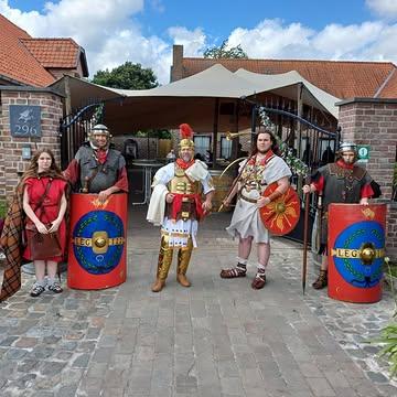 🏺🍇 Volg zaterdag de Romeinen naar de wijngaard...

Benieuwd hoe een Romeinse Wijngaardzegening eruitziet?

Kom op zaterdag 4 juli naar Wijndomein Ravenstein en beleef een unieke namiddag vol geschiedenis en wijn.

✨ Vanaf 14 uur:
🏺 Pop-up tentoonstelling Romeinse wijnen
⚔️ Romeinse burgers
🎲 Romeinse volksspelen
🍯 Proef de Vino Viro Mulsum

✨ Om 16.00 uur volgt het hoogtepunt van de dag.

Vanaf ons wijnterras vertrekken we samen in stoet naar de wijngaard, waar een Romeinse priester volgens eeuwenoud ritueel de wijnranken zal zegenen. Een bijzondere ceremonie die verwijst naar de tijd waarin Wervik, toen Viroviacum, een belangrijke Romeinse nederzetting was.

Een unieke belevenis die je nergens anders vindt!

📍 Wijndomein Ravenstein
🕙 Open van 10.00 tot 18.00 uur
🎟️ Gratis toegang – vooraf inschrijven is niet nodig.

Wij kijken ernaar uit om samen met jullie terug te reizen in de tijd. Salve! 🍷

#WijndomeinRavenstein #RomeinseWijngaardzegening #viroviacumromanum #OpenWijngaardfeesten #VintageHeuvelland #Wervik