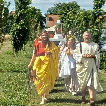 🍷 Wat een prachtig wijnweekend... Bedankt! 🍇

Met een warm gevoel kijken we terug op een bijzonder geslaagd weekend tijdens de Open Wijngaardfeesten van Vintage Heuvelland. 

We mochten heel wat enthousiaste bezoekers verwelkomen op Wijndomein Ravenstein. Het was een plezier om zoveel mensen te laten kennismaken met onze Ravenstein wijnen, de sfeer op ons wijndomein en de prachtige omgeving waarin onze wijnranken groeien.

Ook de Romeinse Wijngaardzegening op zaterdag namiddag was opnieuw een groot succes. De sfeervolle stoet naar de wijngaard, de eeuwenoude ceremonie en de vele enthousiaste bezoekers maakten van deze namiddag opnieuw een unieke belevenis. 

Een bijzondere dank gaat uit naar Viroviacum Romanum vzw, die met hun kennis, enthousiasme en passie de Romeinse geschiedenis opnieuw tot leven brachten. Ook een welgemeende dank aan de jeugdspelers van Toneelgroep Hoger Op Wervik, die met hun spontane inzet en enthousiasme mee zorgden voor de unieke sfeer van deze bijzondere namiddag.

Dankjewel aan iedereen die langskwam. Jullie enthousiasme, interesse, warme reacties en waardering maken al het werk meer dan de moeite waard. Het is telkens opnieuw een groot plezier om zoveel mensen te mogen verwelkomen op Wijndomein Ravenstein.

📸 We genieten nog even na met enkele sfeerbeelden van een weekend vol ontmoeting, beleving, geschiedenis en heerlijke Ravenstein wijn.

 En... de zomer op Wijndomein Ravenstein is nog lang niet voorbij. 
We kijken ernaar uit om jullie de komende maanden opnieuw te mogen verwelkomen voor nog meer mooie momenten tussen de wijnranken. ☀️🍇🍷

#WijndomeinRavenstein #proevenvanpurepassie #vintageheuvelland #hogeropwervik #viroviacumromanum