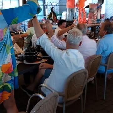 ☀️🍷 Zomer op Wijndomein Ravenstein

🎶 Zo klonk de zomer vorig jaar op Wijndomein Ravenstein...

Aanstaande zaterdag 11 juli, op de Vlaamse Feestdag, zorgen JB & June Jackson opnieuw voor een avond vol sfeer, gezelligheid en bekende meezingers.

Maak er samen met familie of vrienden een heerlijke zomeravond van en geniet van een gezellige Wine, Dine & Music-avond op ons wijndomein.

🍽️ Wat staat er op het menu? 
🦪 Mosselen met frietjes – een echte Vlaamse klassieker! 
🐟 Of een heerlijke koude vis- & vleesschotel.
 🍰 Tijdens de pauze verwent Traiteur Vincent jullie bovendien met een lekker dessert.

🍷 Uiteraard  zorgen wij voor de Ravenstein wijnen 

🕑 Ons wijnterras is geopend vanaf 14.00 uur. Kom gerust wat vroeger genieten van een glas wijn in een ontspannen sfeer tussen de wijnranken.

💶 Prijs: € 35 per persoon (exclusief dranken).

⏳ Inschrijven kan nog tot en met woensdagavond.

👉 Meer info en reserveren: 

https://www.wijndomein-ravenstein.be/nl/beleving-2/jb-june-jackson

We kijken ernaar uit om samen met jullie de Vlaamse Feestdag te vieren en er opnieuw een onvergetelijke zomeravond van te maken! ☀️🍷🎶