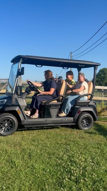 Per golfwagen door de Westhoek toeren, dát is toch pas vakantie in eigen land!
En de combo met een goed glas wijn & smaakvol tafelen…

We love it❤️

@wijnrestomerlijn @wijndomeinravenstein @antoniusscooters &westtoer