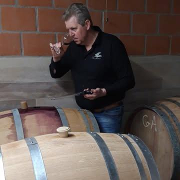 🥂 Vandaag heffen we het glas op onze wijnbouwer Dirk, want hij is jarig! 🎉

Met zijn passie, vakmanschap en fijne neus zorgt hij ervoor dat er bij Wijndomein Ravenstein telkens weer iets moois in het glas komt.

Van harte gefeliciteerd, Dirk! We wensen je een heerlijke verjaardag en nog vele mooie, gezonde en smaakvolle jaren toe. 🍇🍷

Laat gerust jullie verjaardagswensen voor Dirk achter in de reacties! 🎂
