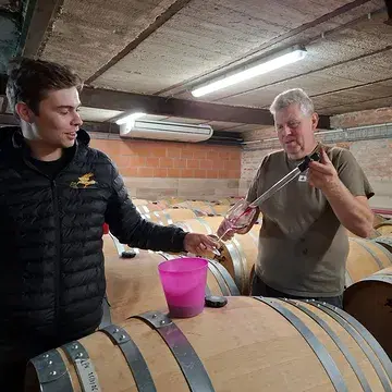 De oogst van 2025 is bijna klaar voor haar volgende stap! 🍷

De wijnen rijpen nog enkele weken verder op houten vaten. Tijdens het proeven hield onze dochter @lore_talpe zorgvuldig alle notities bij, terwijl vader en zoon samen de verschillende vaten beoordeelden. Een echt familiemoment in onze wijnkelder.

En wat we proefden, bevestigde wat we al dachten: 2025 was een prachtig wijnjaar! 

Binnen enkele weken gaan de wijnen op fles. We kijken ernaar uit om het resultaat met jullie te delen. 🍇🍾