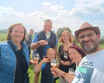 🍇 Het is bijna zover… Ravenstein Winetrail komt eraan! 🥂

Op zondag 23 augustus verwelkomen we jullie graag voor een heerlijke dag vol wandelen, proeven en genieten.

Tijdens de Ravenstein Winetrail kies je voor een tocht van 6 of 12 km, langs de wijngaarden en door ons prachtig dorp Kruiseke. Onderweg genieten jullie van 3 degustaties, en bij aankomst kiezen jullie nog 1 glas Ravenstein-wijn naar keuze.

Daarnaast zorgen we voor extra sfeer en gezelligheid:
🎶 DJ Foane zorgt voor zomerse vibes
🧀 Flandrien-kaas uit Wervik
🍷 Inclusief gepersonaliseerd Ravenstein-wijnglas
🍽️ Foodtruck Traiteur Vincent aanwezig voor heerlijke snacks

Praktisch:
📅 Zondag 23 augustus
⏰ Vrije start tussen 10u en 14u30
🚶 6 of 12 km
💶 €25 per persoon

Zin in een gezellige dag vol wandelen, wijn en genieten?
Schrijf je tijdig in voor deze leuke wijnbeleving op 
https://wijndomein-ravenstein.be/nl/beleving/ravenstein-winetrail

#WijndomeinRavenstein  #Wervik  #Wijnbeleving #Westhoek #leiestreek #wandelen #winetasting