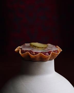Tartelette croquante garnie d’un tartare de bœuf limousine de chez Nicolas Demey.
Grains de moutarde en pickles, cornichons malossol et gelée de leur eau de fermentation.

-

Crisp tartlet filled with Limousin beef tartare from Nicolas Demey.
Pickled mustard seeds, malossol gherkins and jelly made from their fermentation water.

📷 : @maurine.toussaint