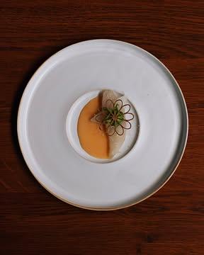 Sériole ikejime cuite au sel et au zeste de cédrat.
Radis marinés aux feuilles de citronnier, crème de cressonette et émulsion d’agrumes, tuile à la salicorne.

-

Ikejime seriola cooked in salt with citron zest.
Radishes marinated with lemon leaf, cress cream, citrus emulsion and a samphire tuile.

📷 : @maurine.toussaint