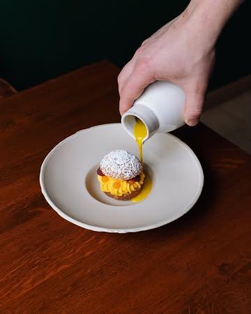Chou farci de crémeux et pickles de butternut. Sorbet cassis et velouté de potiron à la vanille et fève tonka.

-

Chou with butternut cream and pickles, blackcurrant sorbet and pumpkin velouté with vanilla and tonka bean.

📷 : @maurine.toussaint