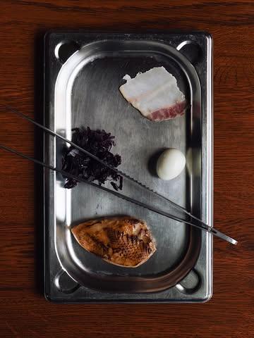 La caille de chez Loïc Dewaele.

Cuite sur coffre et accompagnée de différentes textures de choux : chou vert farci avec la cuisse confite, purée de chou rôti et compote de chou rouge au vin rouge.

Sauce au jus de carcasse, oignons caramélisés et vin jaune, terminée par une gribiche aux œufs de caille, tomates vertes fermentées, cornichons malossol, estragon et cerfeuil.

-

Quail from Loïc Dewaele.

Roasted on the crown and served with several textures of cabbage: green cabbage stuffed with the confit leg, roasted cabbage purée and red cabbage compote with red wine.

Finished with a sauce made from carcass jus, caramelised onions and vin jaune, alongside a gribiche with quail eggs, fermented green tomatoes, malossol gherkins, tarragon and chervil.

📷 : @maurine.toussaint