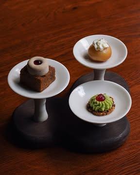 Les mignardises de Bram, sur le nouveau présentoir réalisé en collaboration avec Frédéric.

Granola aux graines de tournesol et sésame, crème au beurre au shiso vert et gel de vinaigre de framboise de chez @vinaigrerie_sainte_odile.

Baba à l’orange et chantilly.

Baba neagră, ce sponge cake originaire de Moldavie, cuit pendant trois heures, garni d’une mousseline de sarrasin caramélisé et d’un sirop de coing fermenté.

-

Bram’s mignardises, presented on the new display created in collaboration with Frédéric.

Granola with sunflower and sesame seeds, green shiso buttercream and raspberry vinegar gel from @vinaigrerie_sainte_odile.

Orange baba with whipped cream.

Baba neagră, a traditional Moldovan sponge cake baked for three hours, served with caramelised buckwheat mousseline and fermented quince syrup.

📷 : @maurine.toussaint