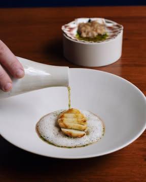 Les dernières Saint-Jacques de la saison.

Déglacées au shoyu de marc de café avec pleurotes sautées et émulsion à la moelle de bœuf.
En tartare, avec ciboulette, avruga et champignons crus sous une croûte à la moelle.

Les deux préparations sont liées par un bouillon de shiitake tranché à l’huile de ciboulette.

-

The last scallops of the season.

Seared and deglazed with coffee marc shoyu, served with sautéed oyster mushrooms and a beef marrow emulsion.
Also prepared as a tartare with chives, avruga and raw mushrooms beneath a thin marrow crust.

Both are served with a shiitake broth finished with chive oil.

📷 : @maurine.toussaint