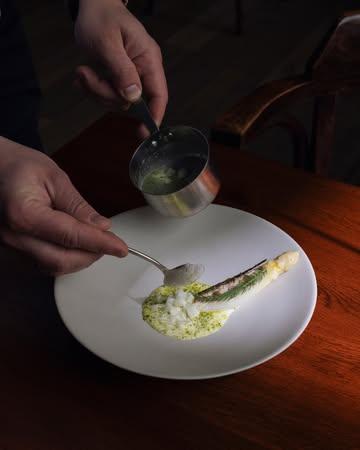 Asperges blanches & Tourteau

Asperges blanches de chez @stephanelonglune, farcies de chair de tourteau et céleri vert.
Une sauce construite comme un souvenir : asperges de l’an passé, jus réduit et fermenté, montée au beurre.
Finition à l’huile de livèche.

-

White Asparagus & Crab

White asparagus from @stephanelonglune, stuffed with crab meat and green celery.
A sauce built like a memory: last year’s asparagus, reduced and fermented juice, emulsified with butter.
Finished with lovage oil.

📷 : @maurine.toussaint