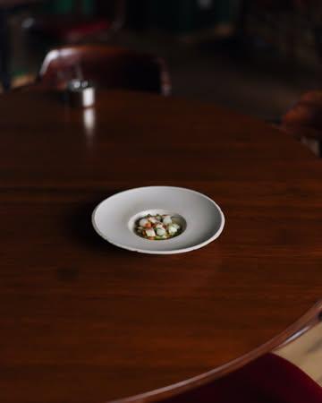 Minestrone Printanier

Le printemps dans un bol, cru et fumé à la fois.
Carottes nouvelles, Granny Smith, salicorne, chou-rave en pickles et anguille fumée.
Un bouillon profond de parures d’anguille, relevé d’huile d’aneth.

-

Spring  Minestrone

Spring in a bowl, both raw and smoky at the same time.
New carrots, Granny Smith apple, samphire, pickled kohlrabi and smoked eel.
A deep broth made from eel trimmings, lifted with dill oil.

📷 : @maurine.toussaint