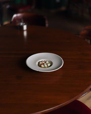 Minestrone Printanier

Le printemps dans un bol, cru et fumé à la fois.
Carottes nouvelles, Granny Smith, salicorne, chou-rave en pickles et anguille fumée.
Un bouillon profond de parures d’anguille, relevé d’huile d’aneth.

-

Spring  Minestrone

Spring in a bowl, both raw and smoky at the same time.
New carrots, Granny Smith apple, samphire, pickled kohlrabi and smoked eel.
A deep broth made from eel trimmings, lifted with dill oil.

📷 : @maurine.toussaint