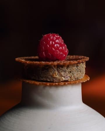 Canard de la Ferme Seret

Canard travaillé dans son intégralité, de la Ferme Seret à Lesve.
Parmentier de cuisse confite, espuma de rata.
Sandwich dog (oignon caramélisé, terrine de foie et cœur et framboise farcie d’un gel au cognac.

-

Duck from Ferme Seret

Duck used in its entirety, from Ferme Seret in Lesve.
Confit leg parmentier, rata espuma.
“Sandwich dog” (caramelized onion, liver and heart terrine) and raspberry filled with a cognac gel.

📷 : @maurine.toussaint