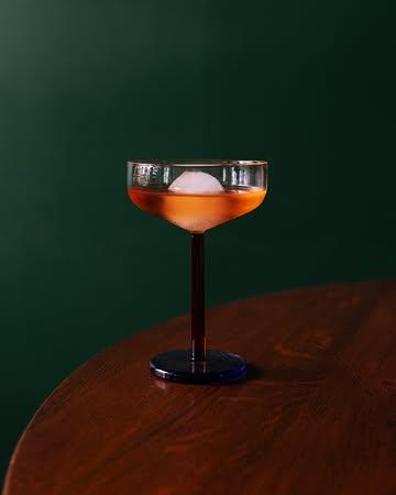 Le cocktail qui ouvre l'été.
Sirop de fraises fermentées, fleurs de sureau, vodka de pommes de terre, Saint-Germain et prosecco de Massimo Coletti.

-

The cocktail that welcomes summer.
Fermented strawberry syrup, elderflower, potato vodka, St-Germain and Massimo Coletti's prosecco.

📷 : @maurine.toussaint