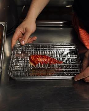 Le homard bleu breton, servi en deux temps.

La queue, doucement confite dans un beurre infusé aux têtes de homard, est accompagnée d'une purée de petits pois, de capucine et d'un bouillon de lard fumé aux petits pois, relevé d'une huile de verveine.

Puis les pinces, en raviole, servies avec une bisque émulsionnée à la crème crue.

-

Blue Breton lobster, served in two courses.

First, the tail gently poached in butter infused with lobster heads, accompanied by a pea purée, nasturtium and a smoked bacon and pea broth finished with verbena oil.

Then, a raviolo filled with the claw meat, served with a bisque emulsified with raw cream.

📷 : @maurine.toussaint
