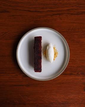 Les premières cerises de la saison.

Une crème au beurre parfumée aux bourgeons de sapin, une glace aux amandes fraîches, et toute la gourmandise des premiers fruits de l'été.

-

The first cherries of the season.

Served with a butter cream infused with fir buds and a fresh almond ice cream.

📷 : @maurine.toussaint