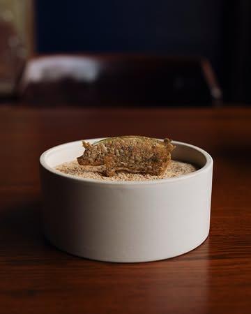 Un amuse-bouche qui raconte nos origines.
Un bouillon de borsch parfumé à l'huile de livèche, accompagné d'un toast de seigle et pavot, garni d'une mousse au lard et d'une poudre de livèche.

On se retrouve demain à La Bonne Chère.

-

An amuse-bouche inspired by our roots.
A borscht broth infused with lovage oil, served alongside a rye and poppy seed toast topped with smoked lard mousse and lovage powder.

See you tomorrow at La Bonne Chère.

📷 : @maurine.toussaint
