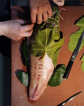 La lotte de nos côtes.

Enveloppée dans des feuilles de figuier, elle cuit lentement au-dessus des braises pendant tout le service, s'imprégnant des arômes du feu.
Elle est accompagnée d'un mini fenouil au verjus, d'un condiment fenouil, oignon doux et tagète, et d'un dashi monté au beurre noisette.

-

Monkfish from our coastline.

Wrapped in fig leaves, it slowly cooks over the embers throughout the service, gently absorbing the aromas of the fire.
Served with baby fennel glazed with verjuice, a fennel, sweet onion and tagetes condiment, and a dashi finished with brown butter.

📷 : @maurine.toussaint