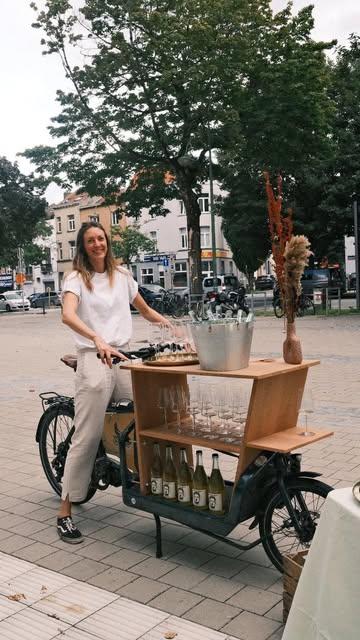 BOOK ME FOR YOUR EVENTS ! ✨🚲✨ 
Un mariage, un anniversaire, une soirée entre amis ? Allez, faites pas les timides! Quoi de mieux que Marie qui se ramène avec le meilleur vin de la ville, le tout sur son vélo équipé d’un bar ! Ok on commande. Elle est déjà en route !