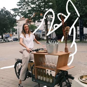 Les portraits Formée à l’école hôtelière de Namur, Marie Desemberg a d’abord été caviste, parfois sommelière dans des restaurants étoilés.
 Mais il y a 5 ans, ne trouvant sa place nulle part… elle l’a créée.
À vélo, dans Bruxelles, avec du vin et beaucoup d’envie.
Aujourd’hui, elle est 
Sommelière indépendante chez Brut
Livreuse de vins à vélo dans Bruxelles
Organisatrice d’événements minimalistes… toujours à vélo et avec du vin !
Best Sauce 🍟: Mayonnaise