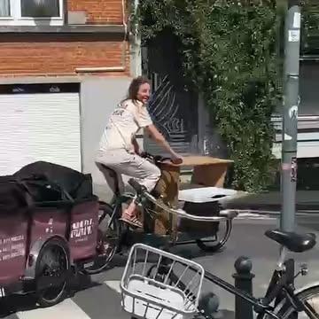 ariés, organisateurs d’événements ou responsables d'entreprise à Bruxelles, vous cherchez à surprendre vos invités de manière raffinée et alternative ?

Découvrez MALV.brussels : un bar à bulles itinérant à vélo, qui s’installe là où vos émotions vous portent – en fin de cérémonie ou dans votre entreprise.

Offrez à vos convives une dégustation de vins naturels sélectionnés avec soin, dans une ambiance conviviale, minimaliste et durable.

Que vous soyez un couple souhaitant marquer la fin de votre “oui” de manière intimiste, ou une entreprise souhaitant valoriser un événement avec élégance et originalité, MALV propose une solution personnalisée et écologique, à Bruxelles, pour jusqu’à 100 personnes.

Pourquoi choisir MALV ?
• Mobilité douce à vélo, pour un service respectueux de l’environnement
• Sélection pointue de vins naturels, sous la houlette d’une sommelière passionnée
• Rapidité et efficacité de mise en place, même en extérieur
• Collaboration possible avec des traiteurs pour des combinaisons drink + small bites

Vous souhaitez en savoir plus ou réserver ? Contactez-nous à hello@malv.brussels
 ou appelez le +32 476 84 37 50.

Pour des moments inoubliables, élégants… et durables.