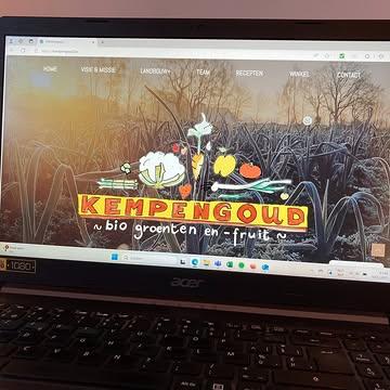 Oh wat zijn we blij! We konden namelijk een van onze voornemens van 3 jaar geleden afvinken en lanceren hierbij officieel onze nieuwe website! Tja. Sommige zaken hebben nu eenmaal meer voeten in de aarde dan de boeren op het veld. Maar we zijn er geraakt en kunnen eindelijk met enige trots zeggen dat we terug online te vinden zijn. Hoera!

Duizendmaal dank aan @nicksuywebdesign en @billiebranding om ons hierin te begeleiden.

Benieuwd? Surf naar https://kempengoud.be en oordeel vooral zelf. Link in bio.

#kempengoud #biologisch #biogroentenenfruit #kempengoudpuntbe #nieuwewebsiteonline